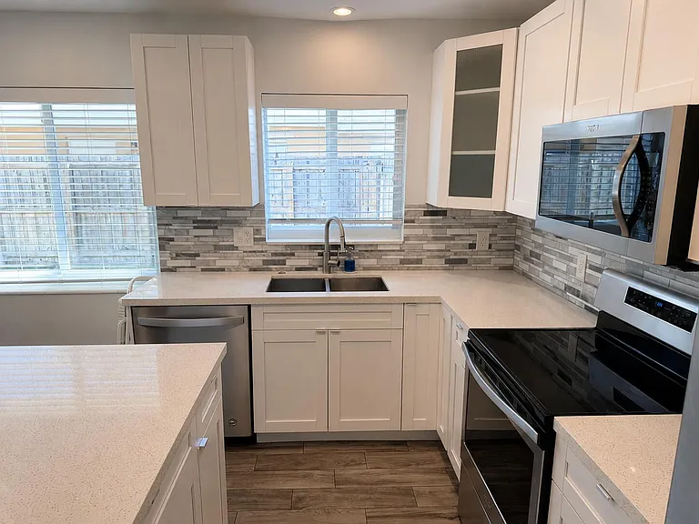 1077 NE 34th St #3 — Photo 9