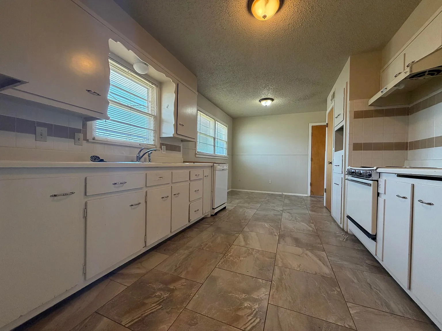 3 bed, 2.0 bath, 1459 sqft, $1,400 — Photo 4