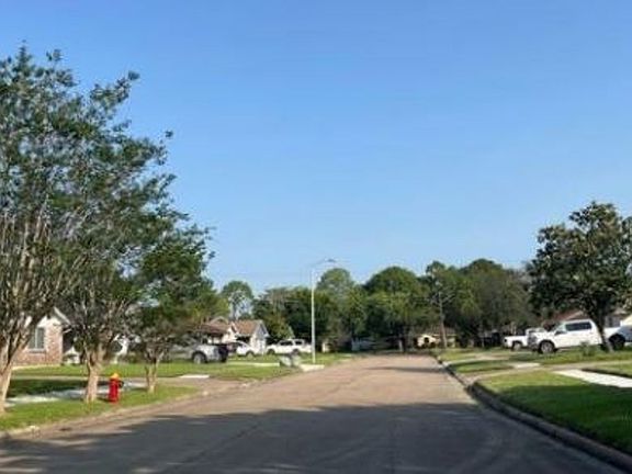 Exterior Neighborhood (street photo)