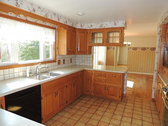 3rd image of 705 Valleyview Dr