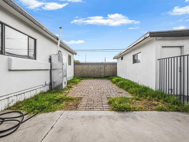 1614 E Roma Ave — Photo 30
