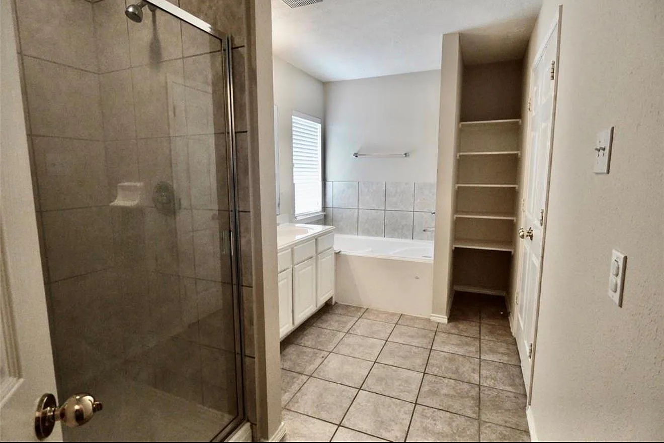 3 bed, 2.5 bath, 2033 sqft, $2,200 — Photo 3