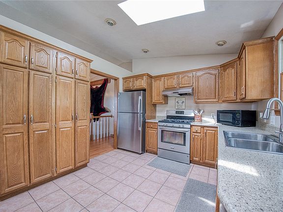 5th image of 232 Hazen Ave N