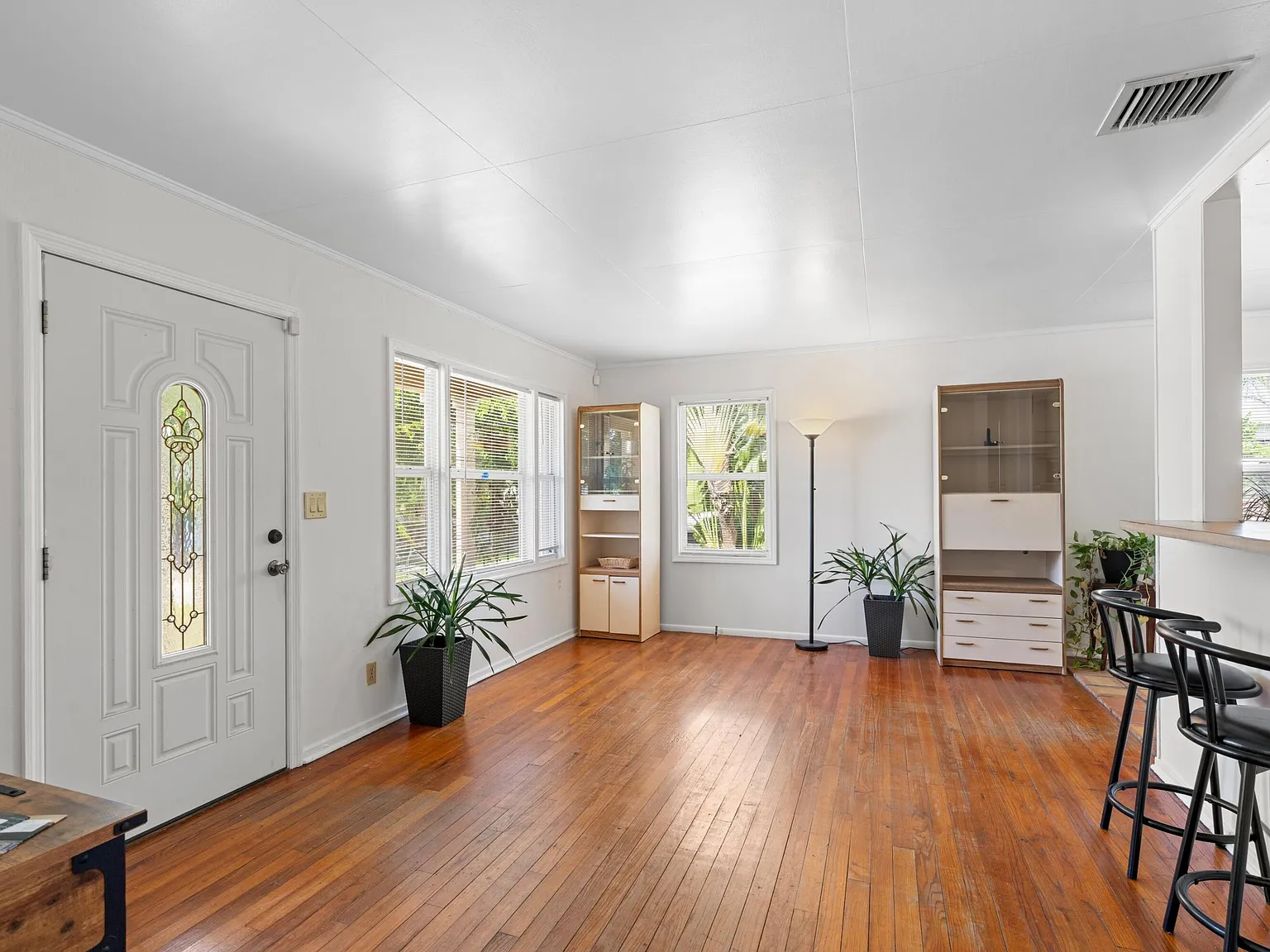 3 bed, 1.0 bath, 1254 sqft, $3,500 — Photo 4
