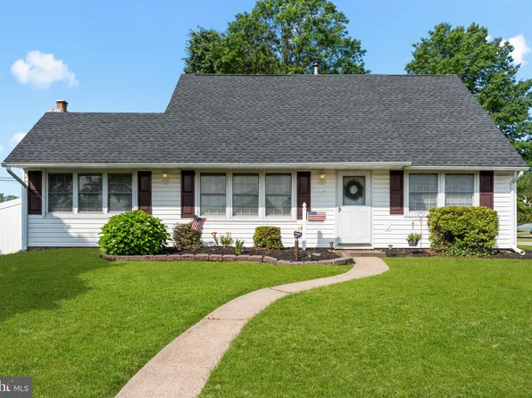 37 Valor Ln, Levittown, PA 19054