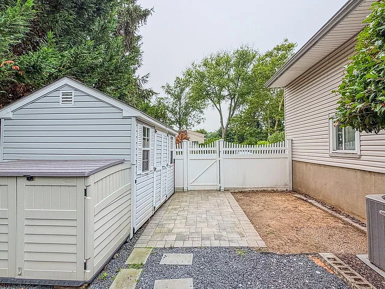16 Brookside Dr — Photo 2