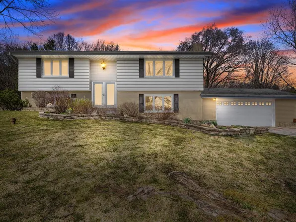 W268S4131 Oak Grove LANE, Waukesha, WI 53189