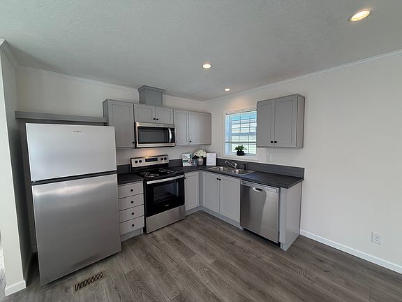 3rd image of 128 3rd Ave #128