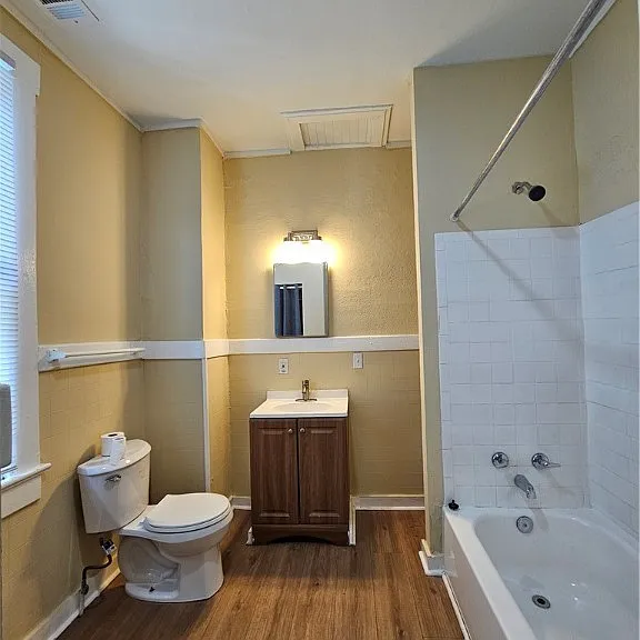 714 W 38th St — Photo 32
