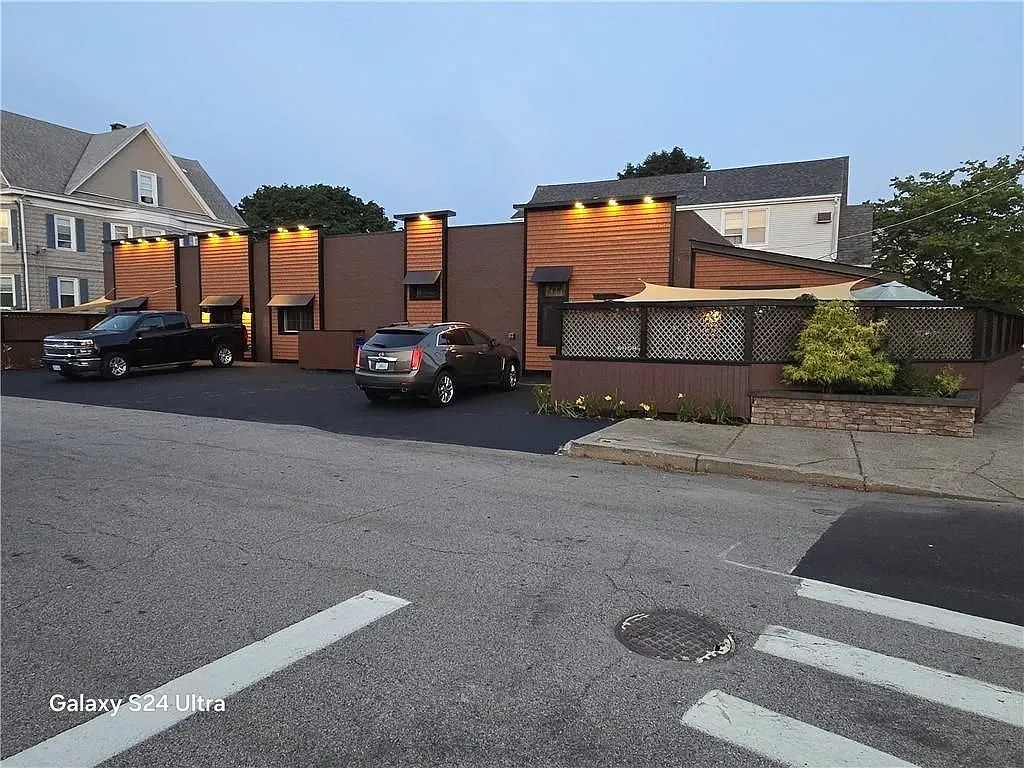 2 bed, 1.0 bath, 1050 sqft, $2,200 — Photo 1