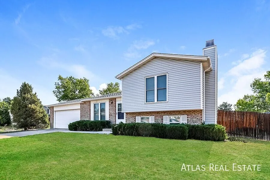 4 Weeks Free Rent & Free 55" Tv If Moved In By 9/15! Spacious & Inviting 3bd/2ba Home In Thornton — Photo 3