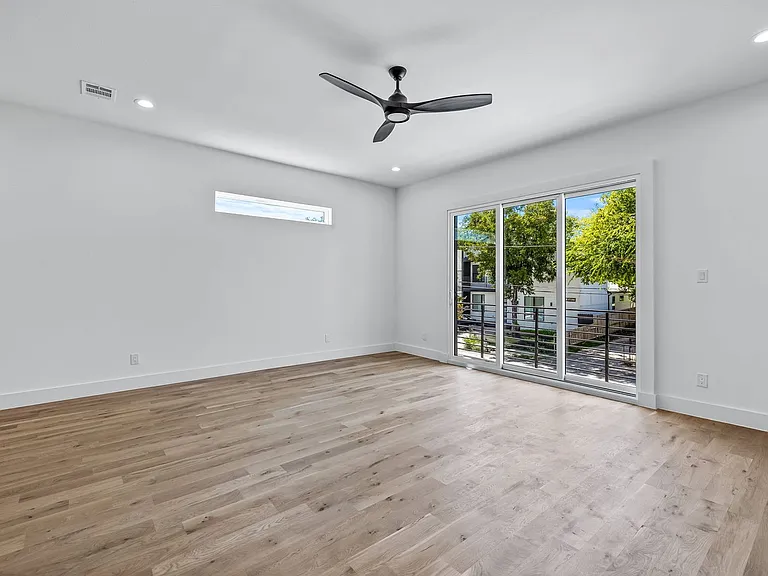410 Avenue L #B — Photo 9
