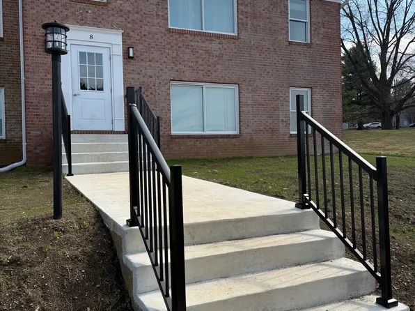 8 Rockridge Ct APT 10, Charles Town, WV 25414