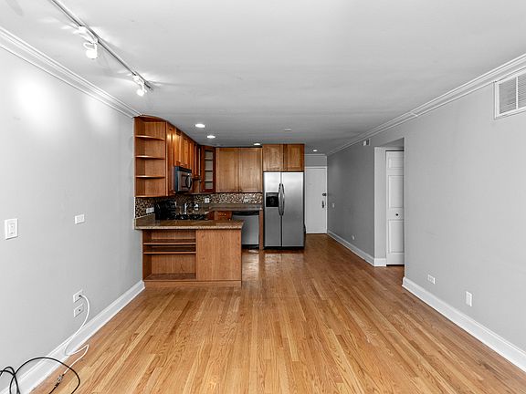 3rd image of 2036 N Larrabee St APT 8102