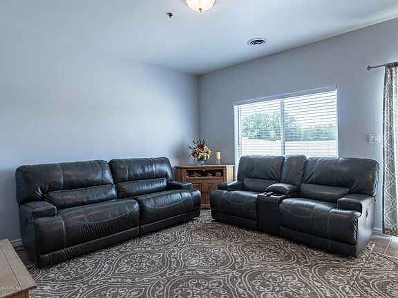 5th image of 1937 Hollyhock Cir