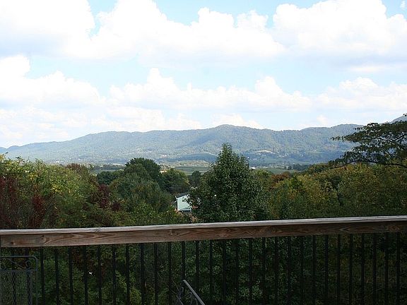 3rd image of 86 Berkshire Cir