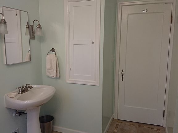 Main bathroom w/ tub shower