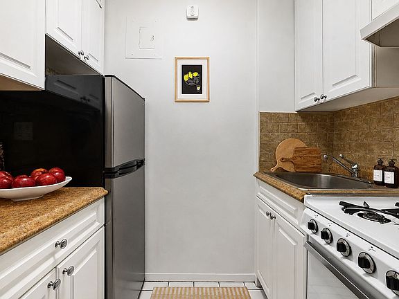 4th image of 211 E 53rd St APT 12H