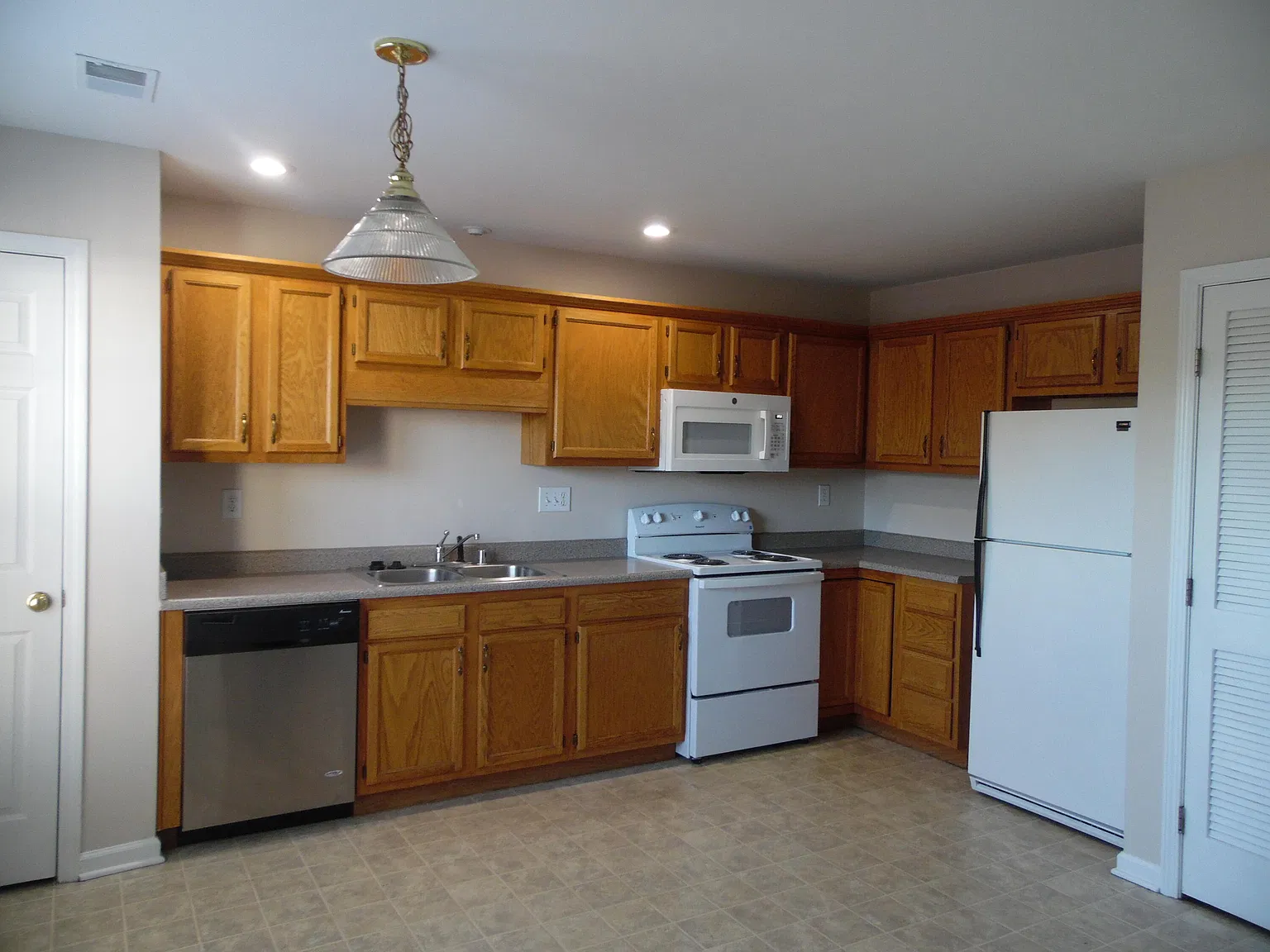 2 bed, 2.5 bath, 1272 sqft, $1,350 — Photo 3