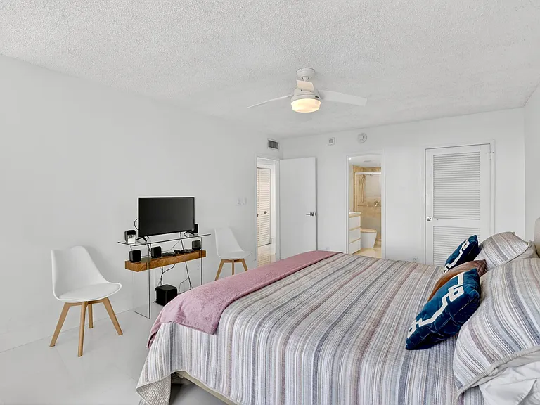 1170 N Federal Hwy #501 — Photo 32