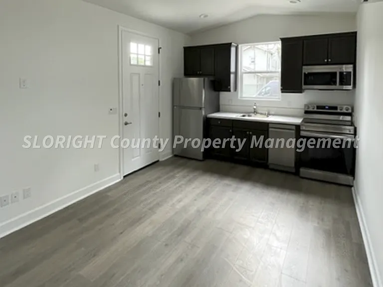 1039 Forest St — Photo 3