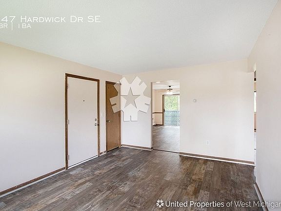 5th image of 947 Hardwick Dr SE