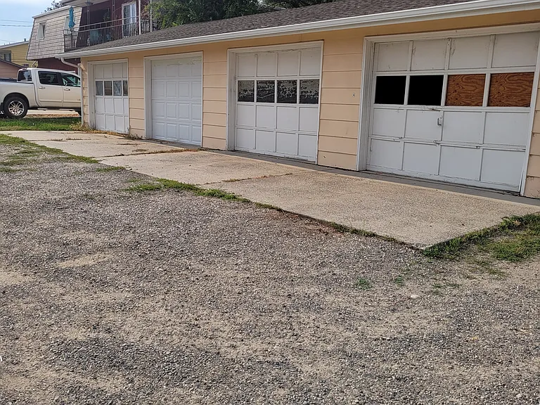712 Avenue E — Photo 10