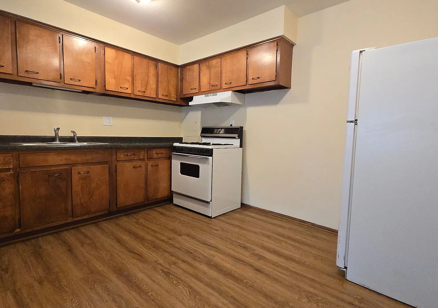 Somerset Apartments — Photo 4