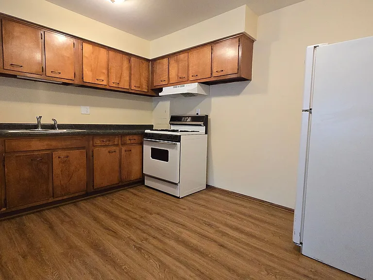 Somerset Apartments — Photo 4