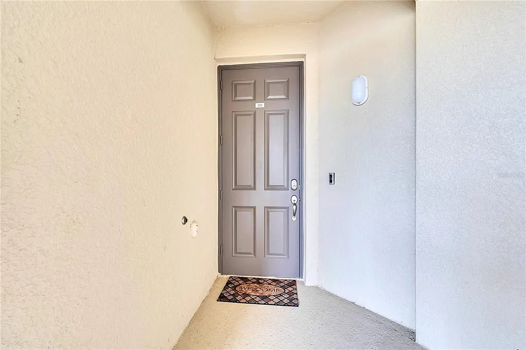 3 bed, 2.0 bath, 1301 sqft, $2,300 — Photo 2