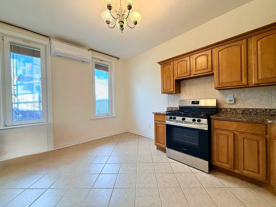 207 Nassau Ave #2R