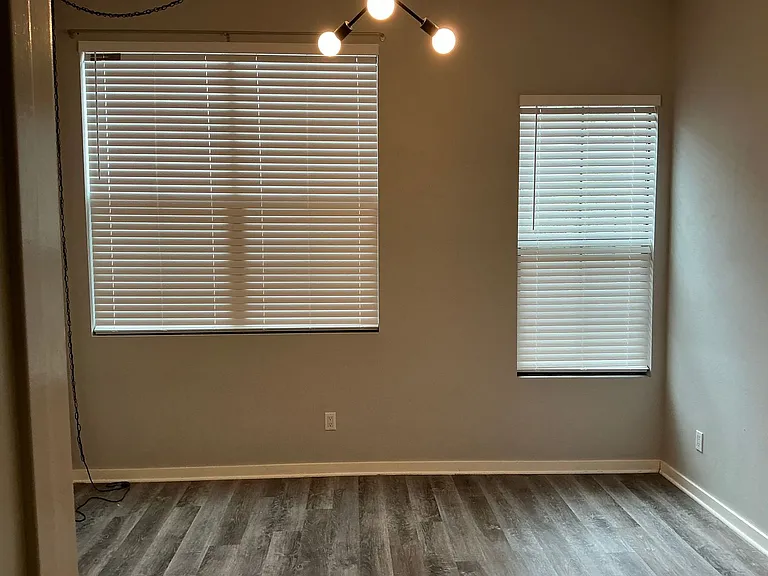 537 W Maple Ave — Photo 32