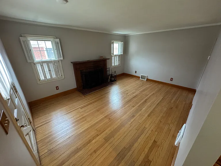 15139 University St — Photo 2
