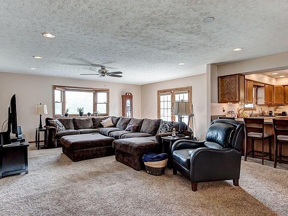 5th image of 424 Sandburr Dr