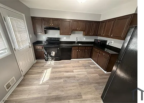 409 Berkshire Ct — Photo 20