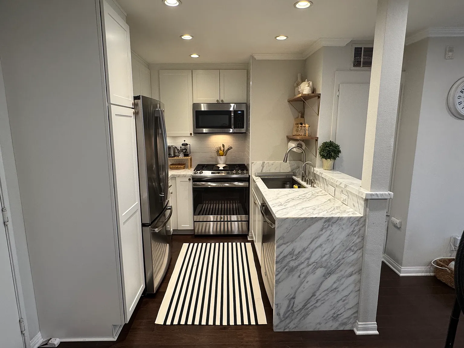 5530 Owensmouth Ave — Photo 3