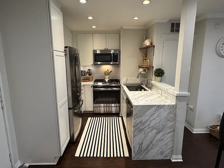 5530 Owensmouth Ave #206 — Photo 3
