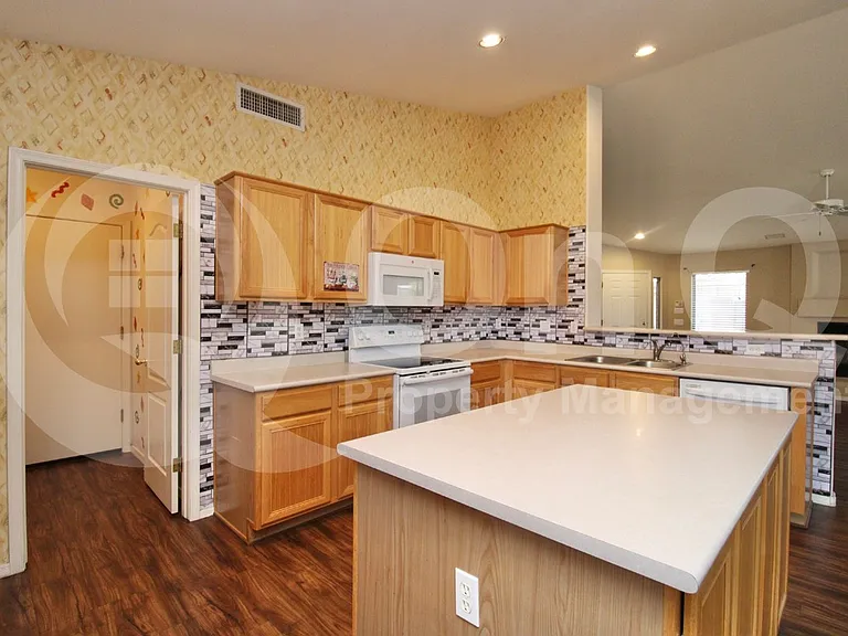 624 S 108th Pl — Photo 4