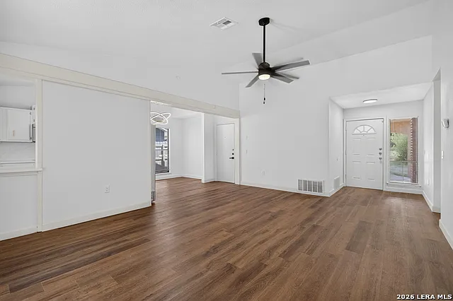3 bed, 2.0 bath, 1285 sqft, $1,700 — Photo 2