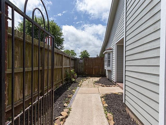 3rd image of 8117 Aspen St