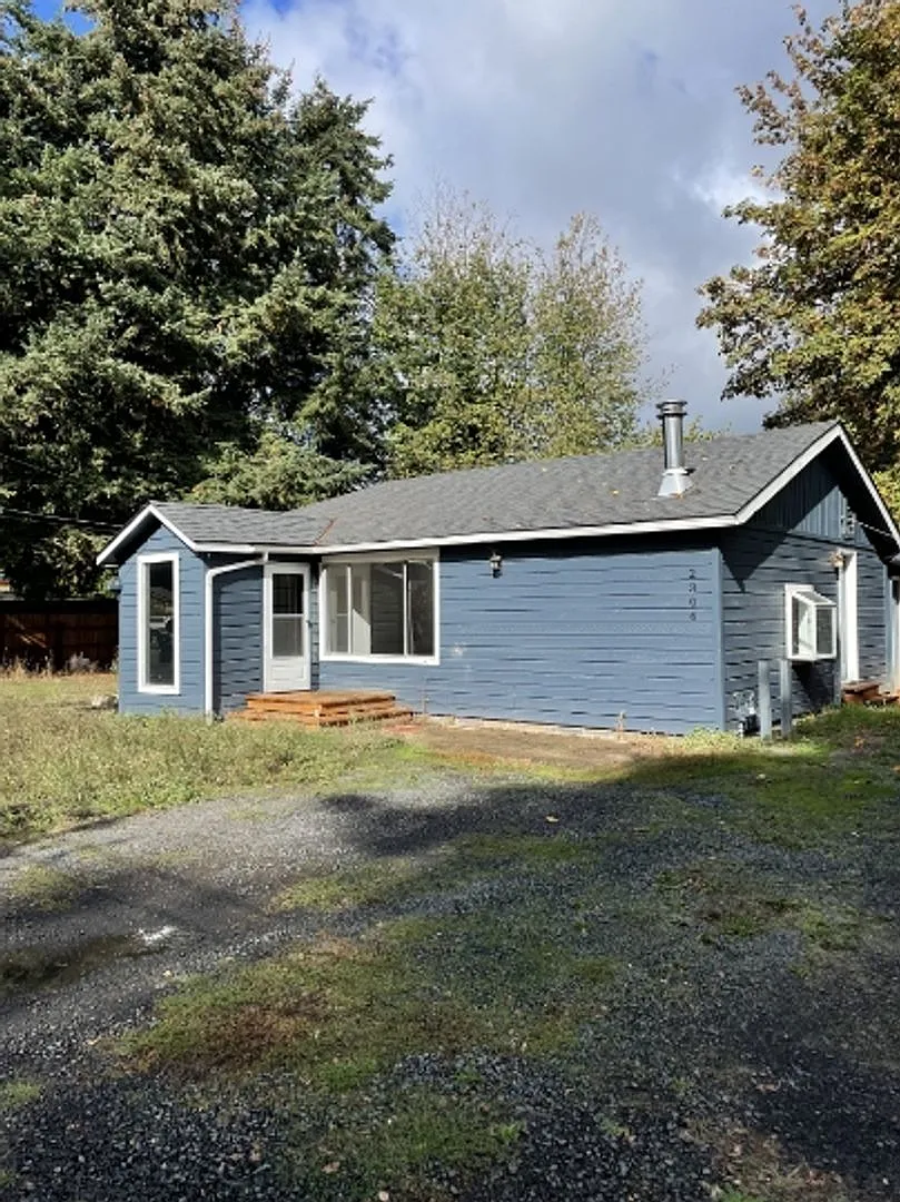 2 bed, 1 bath home with a bonus room/second living room in Sweet Home — Photo 3