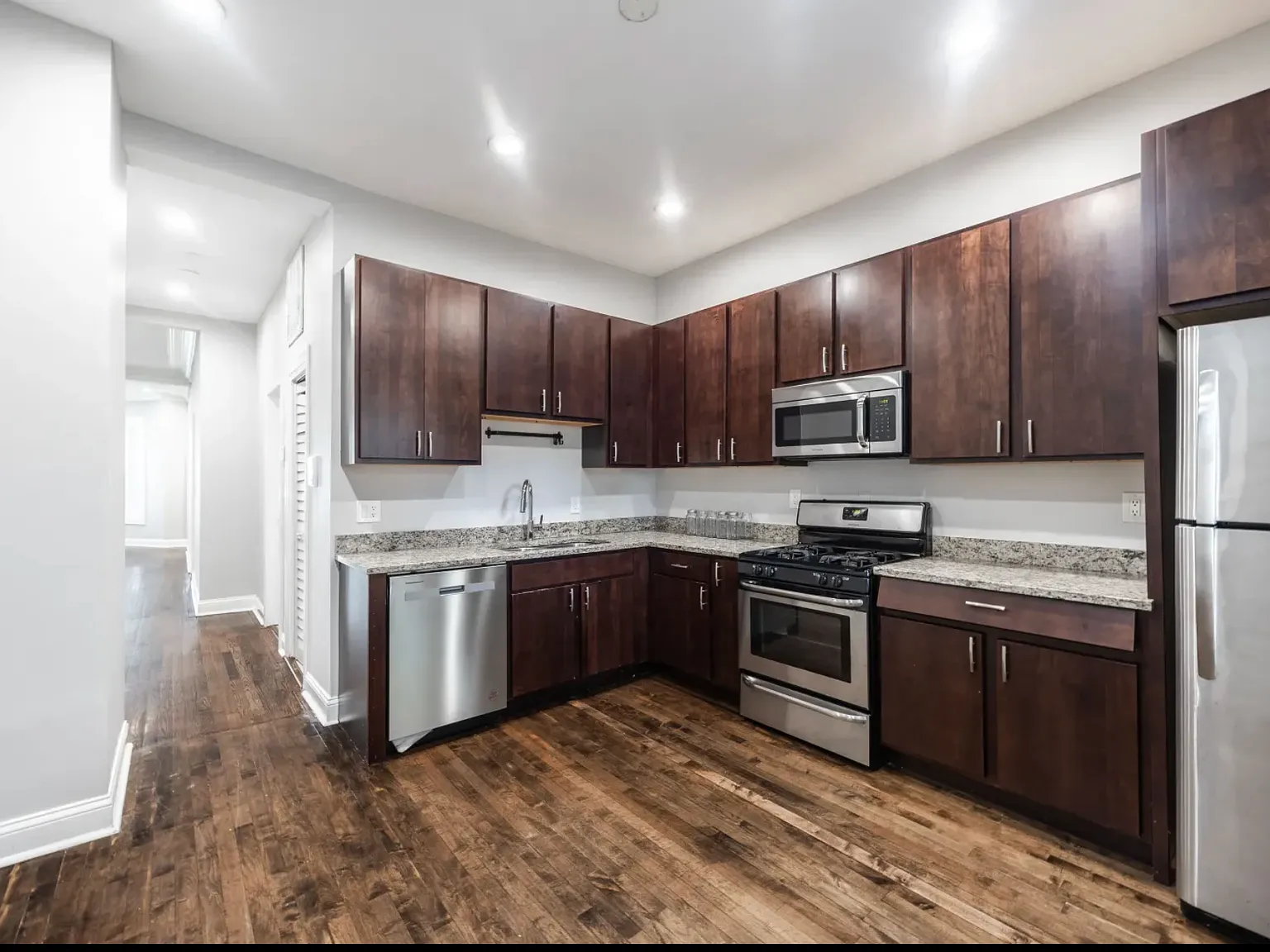 3 bed, 1100 sqft, $3,295 — Photo 2