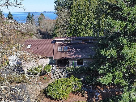 2nd image of 1602 Robin Lane NW