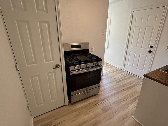 4th image of 2844 Toluca Ave