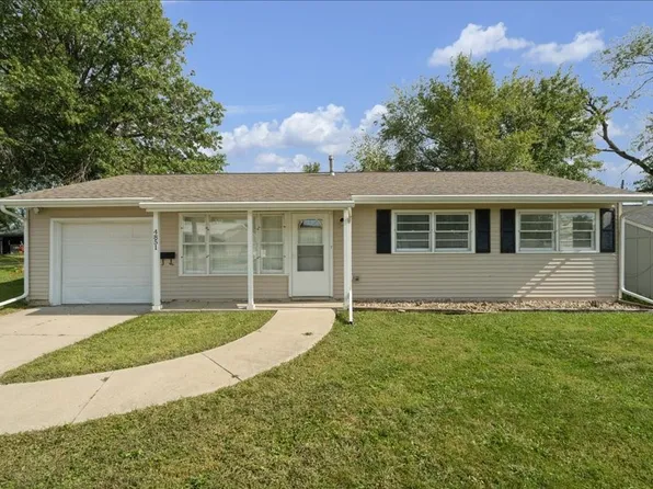4851 Ford Ave NW, Cedar Rapids, IA 52405