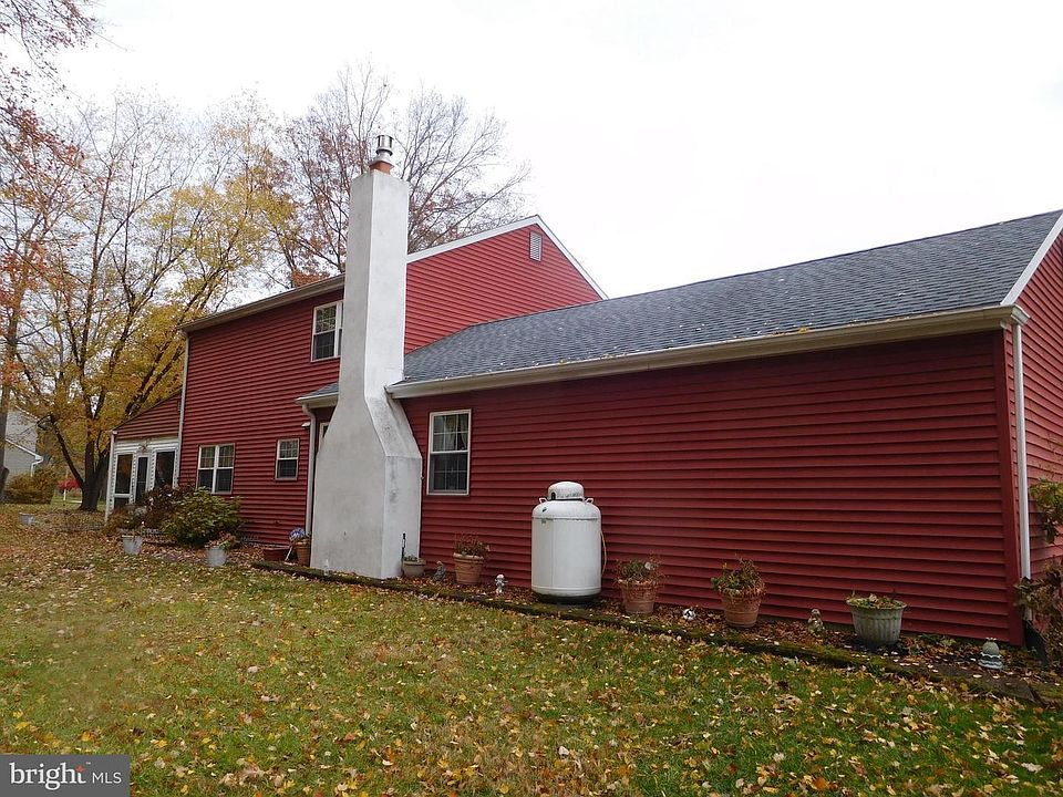 2nd image of 1980 Hawthorne Ln