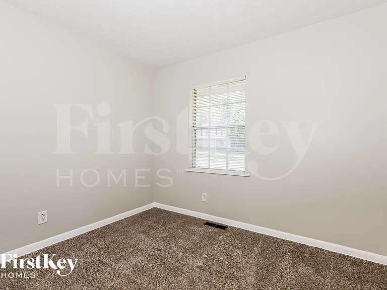 568 Dixon Rd — Photo 13