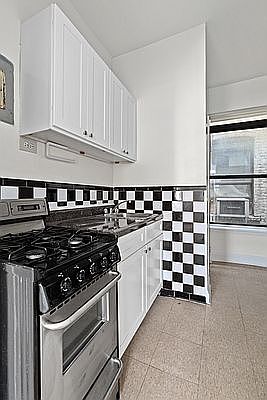 3rd image of 1779 Madison Ave #404
