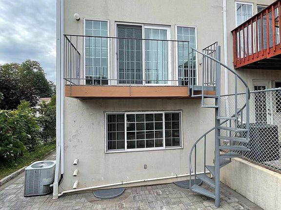 2nd image of 14 Waterview Ct #2FLOORS