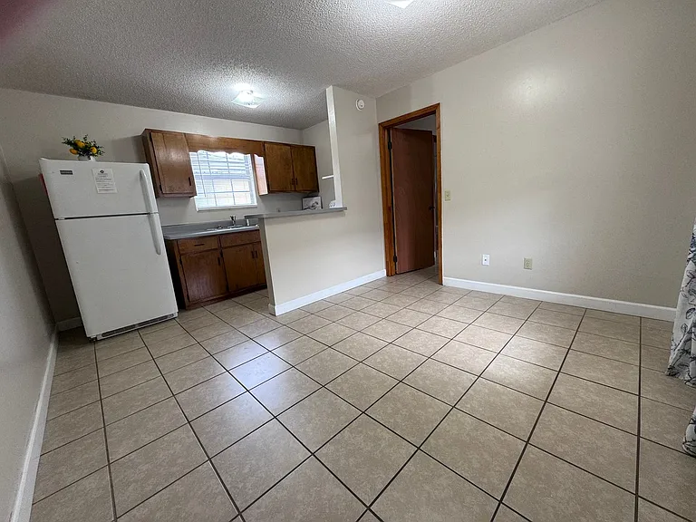 604 E Madison St — Photo 13
